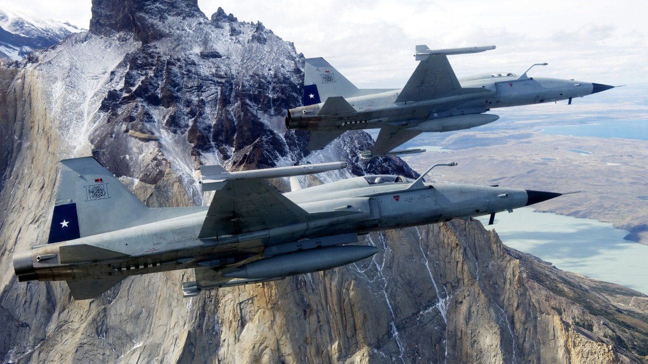 Chile despliega aviones caza F-5 en la frontera con Argentina tras violación a su espacio aéreo