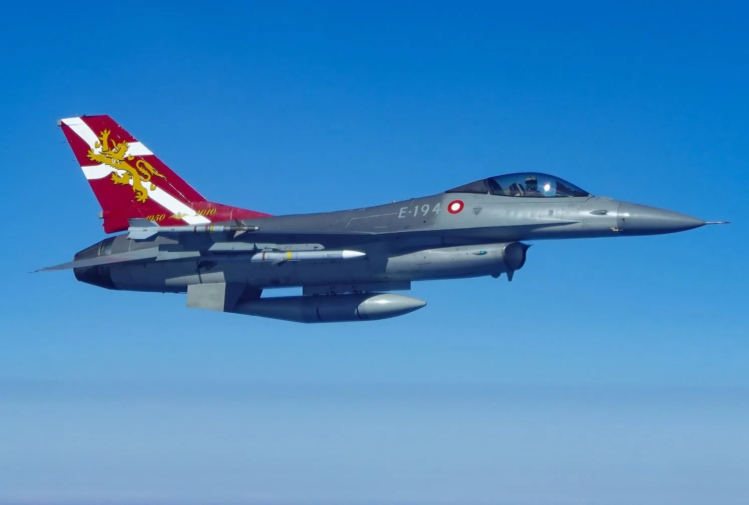 Tras una larga espera, Ucrania recibe sus primeros cazas F-16 Fighting Falcon