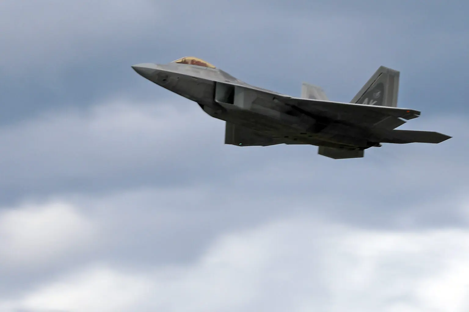Ante la escalada de tensiones, Estados Unidos despliega aviones de combate F-22 en Medio Oriente