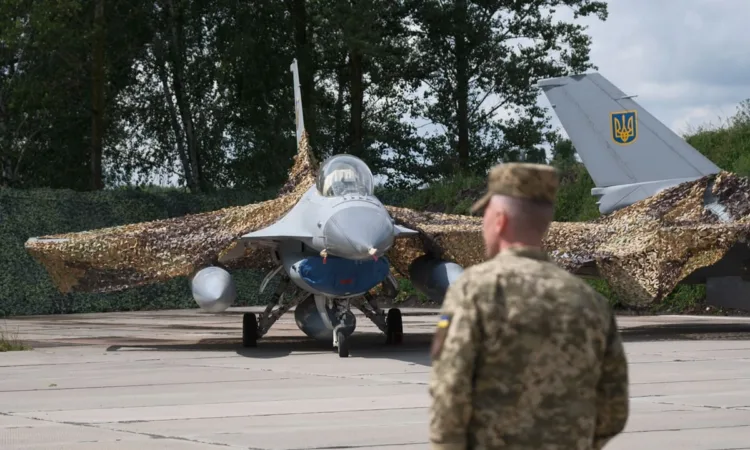 Un miembro del ejército ucraniano se encuentra junto al primer General Dynamics F-16 Fighting Falcon recibido por Ucrania, en el Día de la Fuerza Aérea de Ucrania, el 4 de agosto de 2024 en un lugar no especificado de Ucrania. En el evento del Día de la Fuerza Aérea de Ucrania, con la participación del presidente de Ucrania, Volodymyr Zelenskyi, se presentaron los primeros General Dynamics F-16 Fighting Falcons recibidos por Ucrania. (Foto de Vitalii Nosach/Global Images Ukraine vía Getty Images)