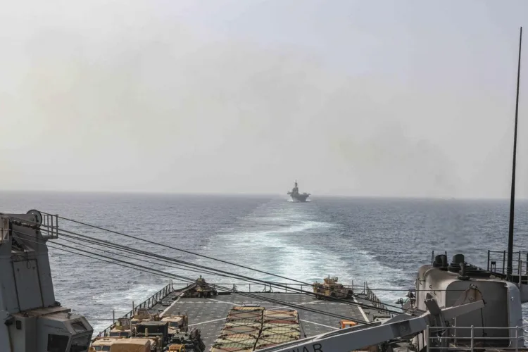 En esta imagen proporcionada por la Marina de Estados Unidos, los buques de asalto anfibio USS Carter Hall y USS Bataan navegan por el estrecho de Bab al-Mandeb, el 9 de agosto de 2023. (Mass Communications Spc. 2nd Class Moises Sandoval/U.S. Navy via AP)