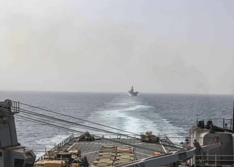 En esta imagen proporcionada por la Marina de Estados Unidos, los buques de asalto anfibio USS Carter Hall y USS Bataan navegan por el estrecho de Bab al-Mandeb, el 9 de agosto de 2023. (Mass Communications Spc. 2nd Class Moises Sandoval/U.S. Navy via AP)