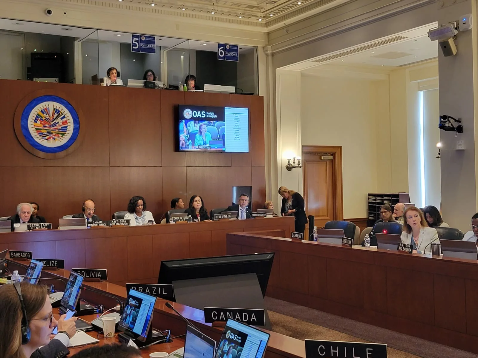 Actualización Venezuela: fracasa reunión de la OEA, Argentina cierra su embajada y Brasil asume la representación