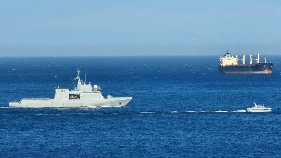 Buque de la Marina Real británica intercepta un barco español en aguas de Gibraltar