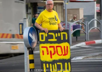 Un hombre sostiene un cartel exigiendo que se realice un acuerdo por los rehenes - Kfar Saba, Israel - Alejo Sanchez Piccat