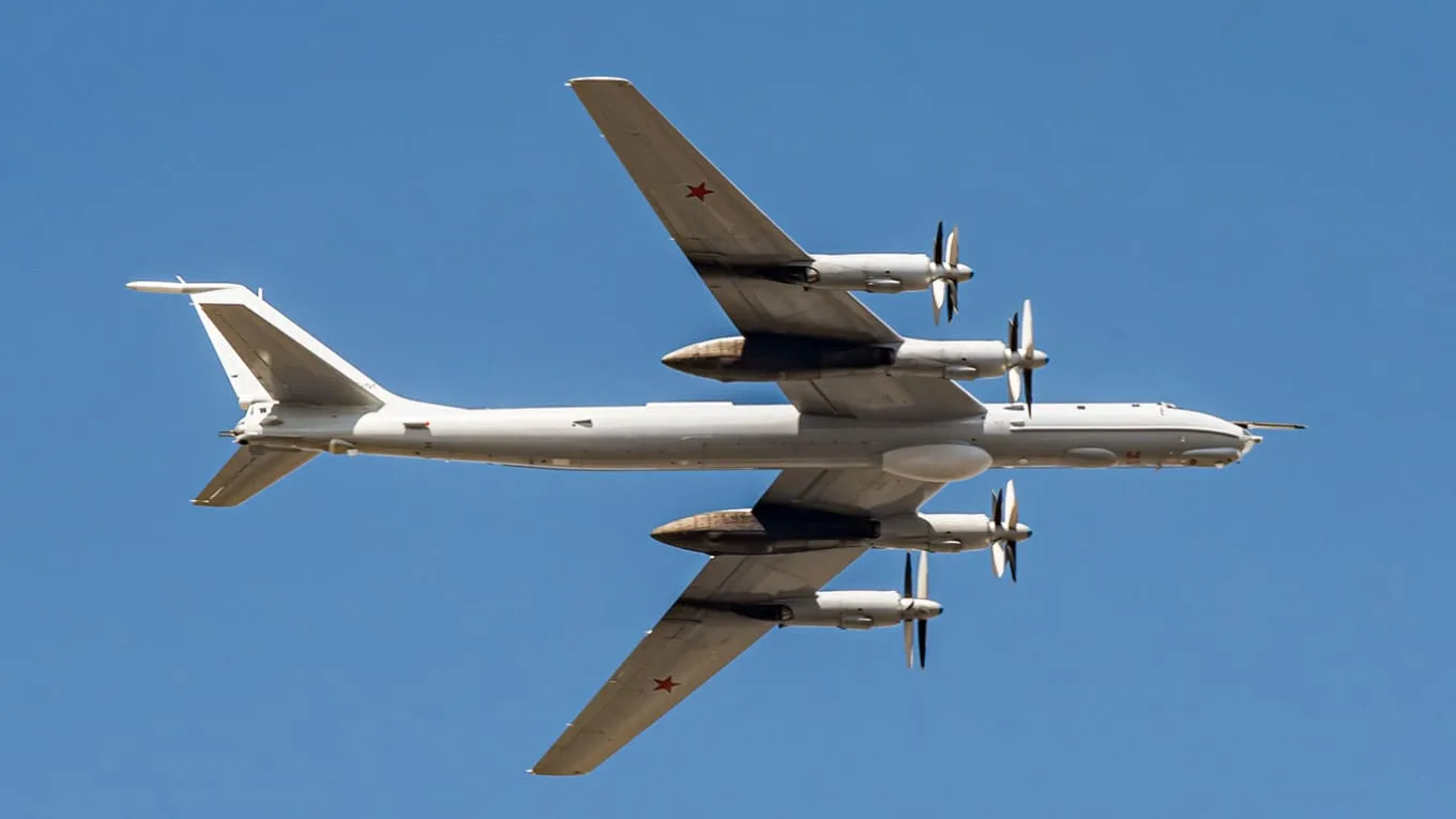 Aviones de combate japoneses lanzan bengalas hacia un avión militar ruso que irrumpió en su espacio aéreo