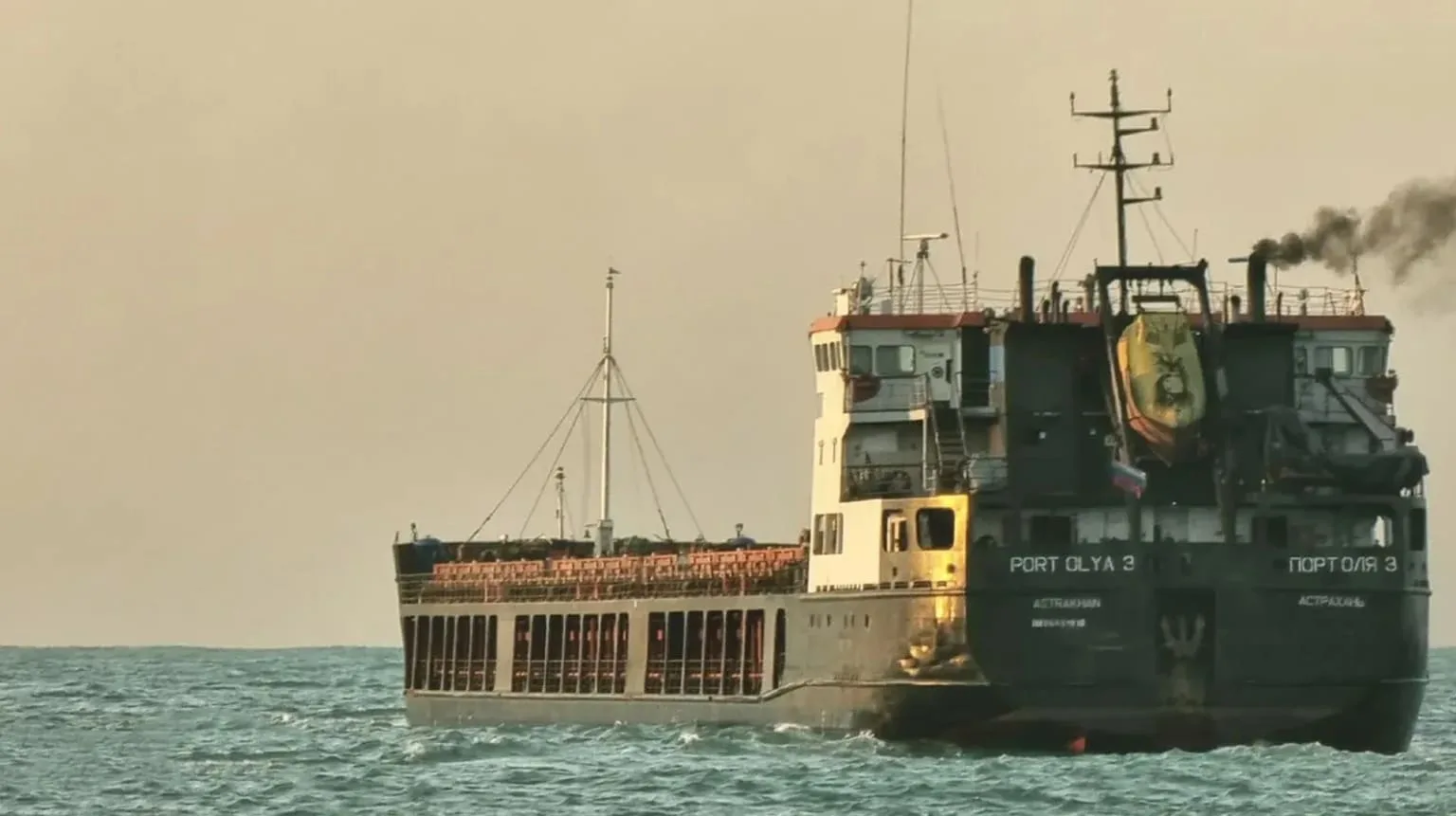 Una imagen satelital capta a un barco ruso cargando misiles balísticos de Irán para utilizar contra Ucrania