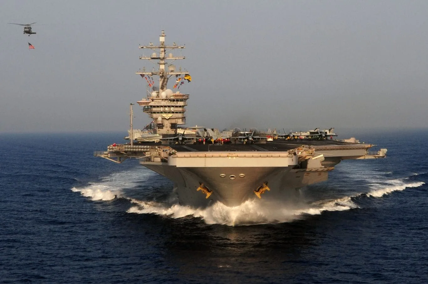 Afirman que el portaaviones estadounidense USS Dwight D. Eisenhower no fue blanco de los recientes ataques desde Yemen