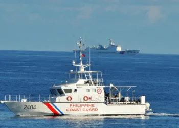 Guardia costera de Filipinas (derecha) navegando junto a un barco de la guardia costera de China durante un ejercicio conjunto de búsqueda y rescate entre las guardias costeras de Filipinas y Estados Unidos cerca del banco Scarborough, en el Mar de China Meridional. - Dos barcos de la guardia costera de Filipinas, el BRP Batangas y el Kalanggaman, junto con el cortador de la guardia costera estadounidense Bertholf, participaron en el ejercicio. (Foto de TED ALJIBE / AFP) (El crédito de la foto debe decir TED ALJIBE/AFP vía Getty Images)