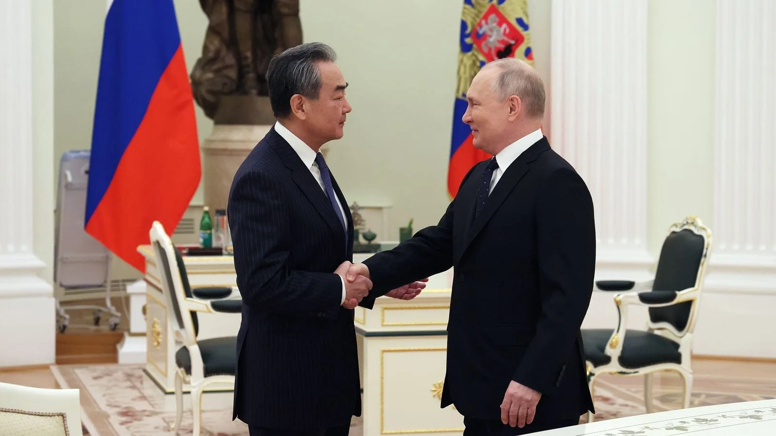 Putin se reúne con el Ministro de Asuntos Exteriores de China, con el objetivo de reforzar las relaciones bilaterales