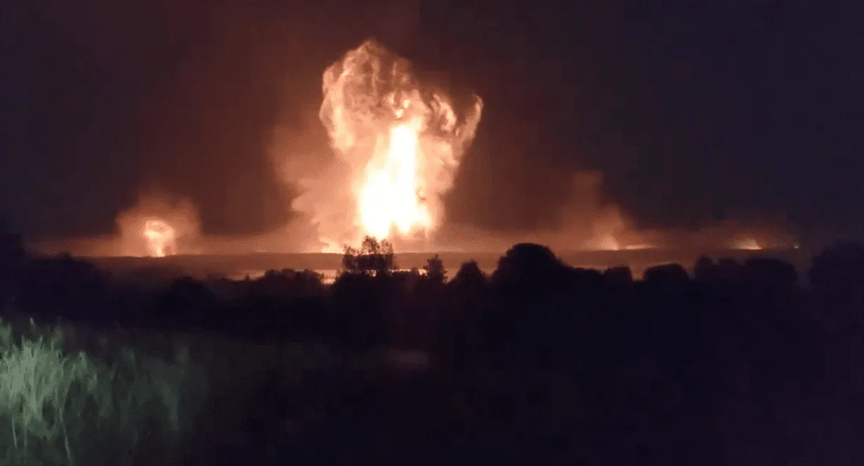Ucrania ataca con drones un almacén militar ruso, causando múltiples explosiones