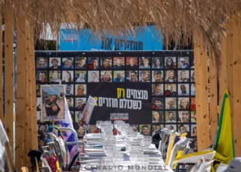 Mesa con espacios vacios que representan aquellos rehenes que no están - Plaza de los rehenes Tel Aviv