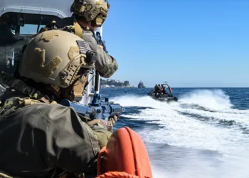 miembros del equipo de USCG participan en un entrenamiento de interdicción de embarcaciones rápidas con sus contrapartes de ArmadaChile y @SEMAR_mx durante el ejercicio #UNITASLXV,