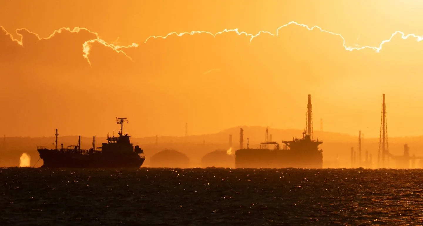Cómo la flota fantasma rusa está contaminando los mares con petróleo