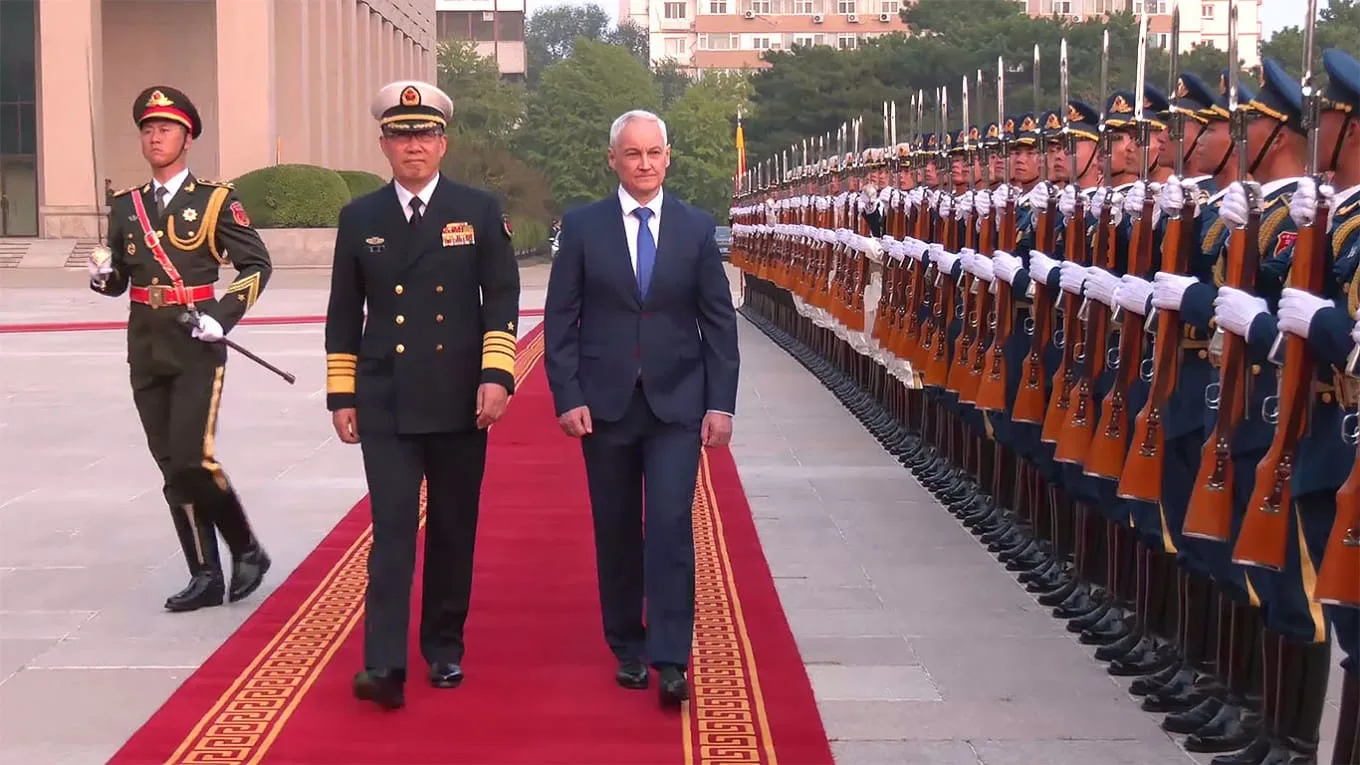 Ministro de Defensa de Rusia llega a China con la intención de afianzar la relación entre ambas potencias