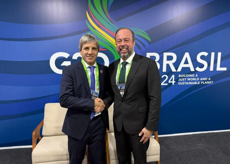 Silveira y Caputo firmando el memorando de entendimiento. Año 2024 Créditos/ Aechivo