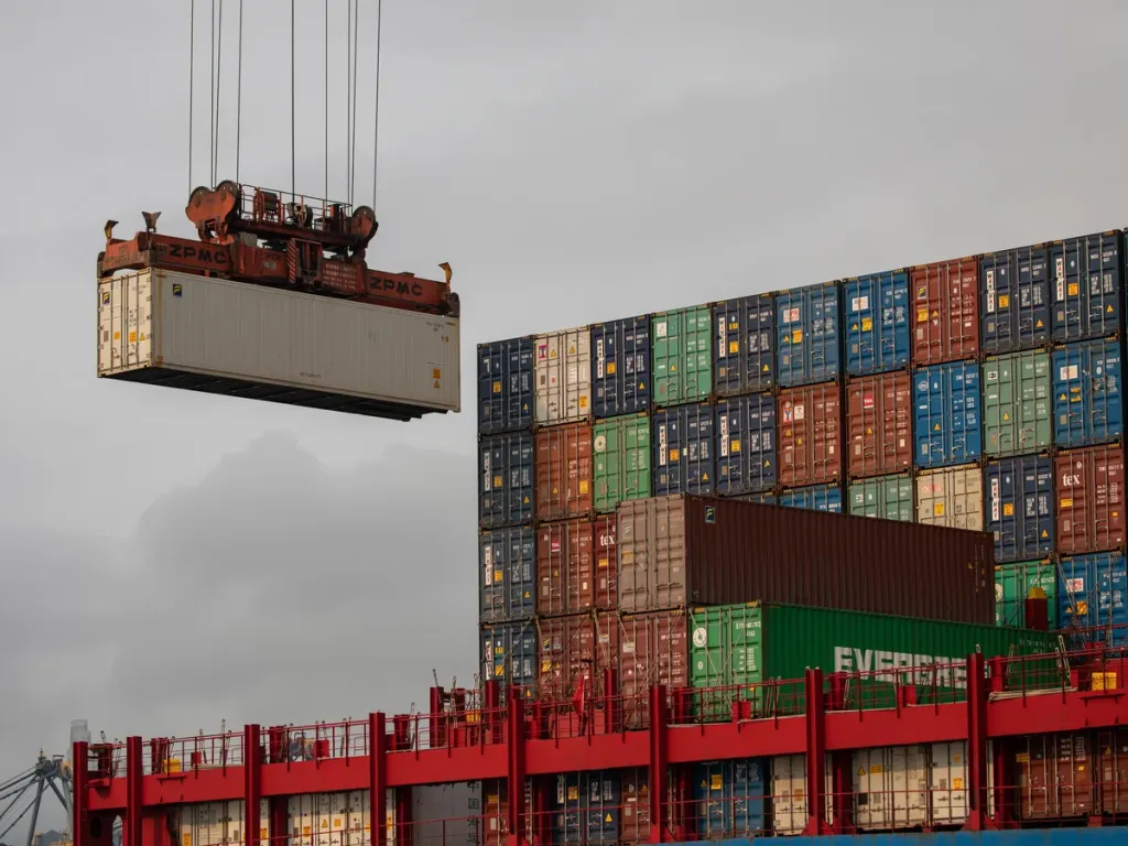 Las fábricas chinas se adelantan a la amenaza arancelaria de Trump tras lograr récord de exportaciones