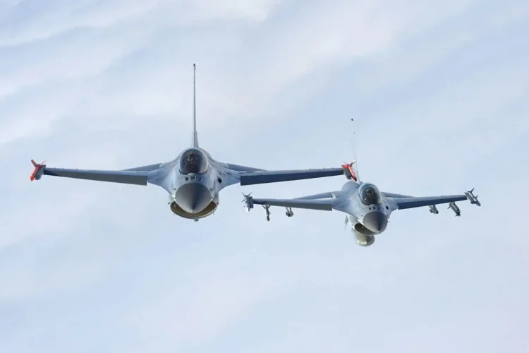 Estados Unidos desplegó aviones de combate F-16 tras detectar aviones militares de Rusia en Alaska