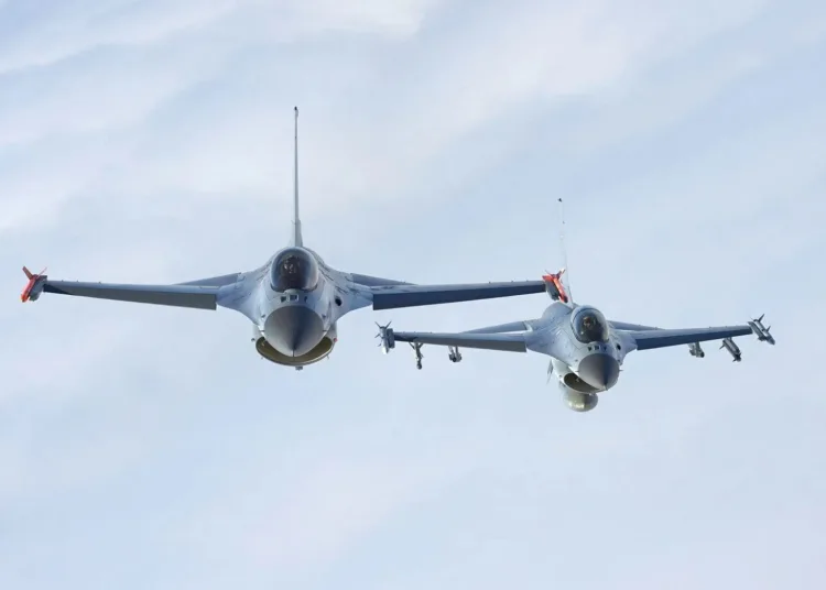 Estados Unidos desplegó aviones de combate F-16 tras detectar aviones militares de Rusia en Alaska