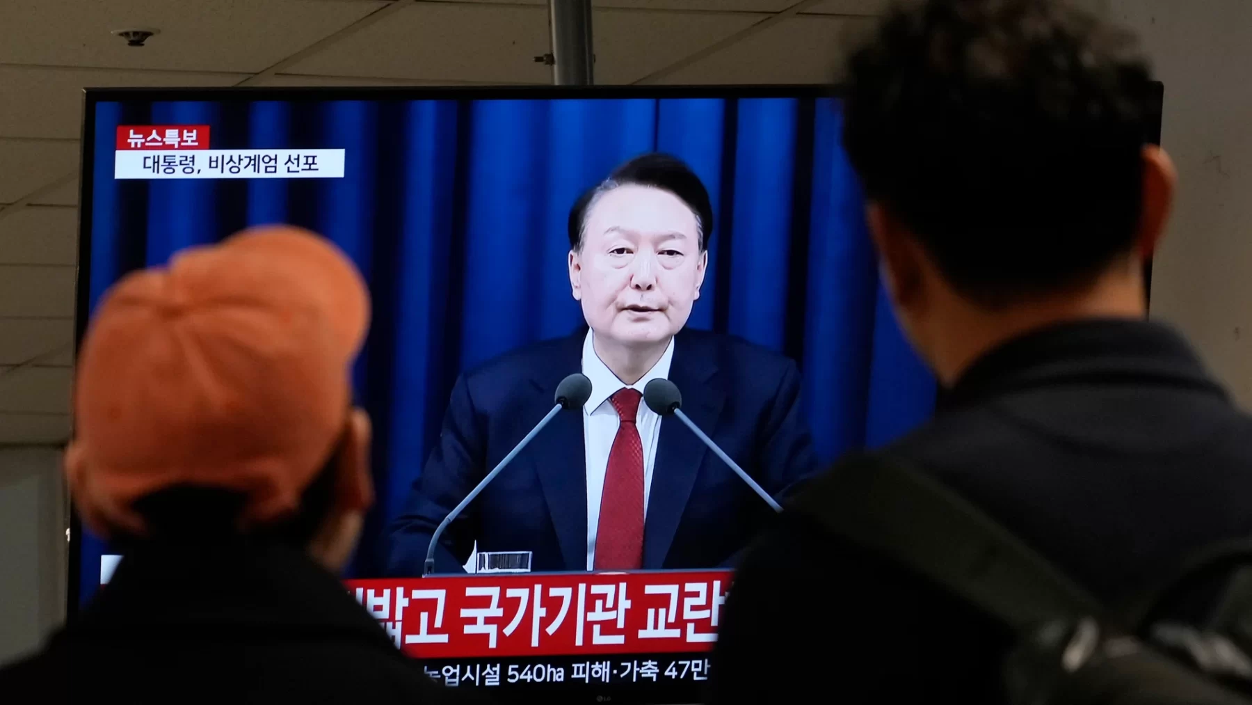 Corea del Sur establece la ley marcial, mientras su presidente acusa a la oposición de conspiración y busca consolidar el orden democrático