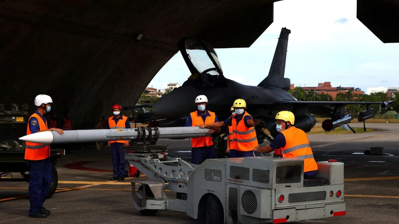 Estados Unidos y China enfrentan tensiones por armas a Taiwán y hackeos a telecomunicaciones