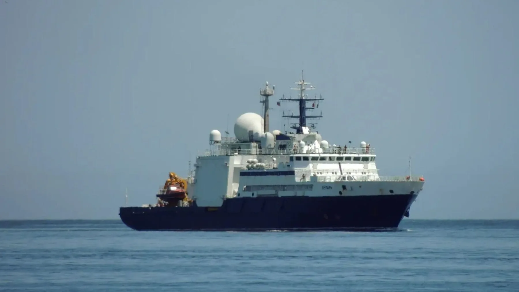 Cómo es el buque espía ruso que navegó cerca del portaaviones de EE.UU. en el Mar Mediterráneo