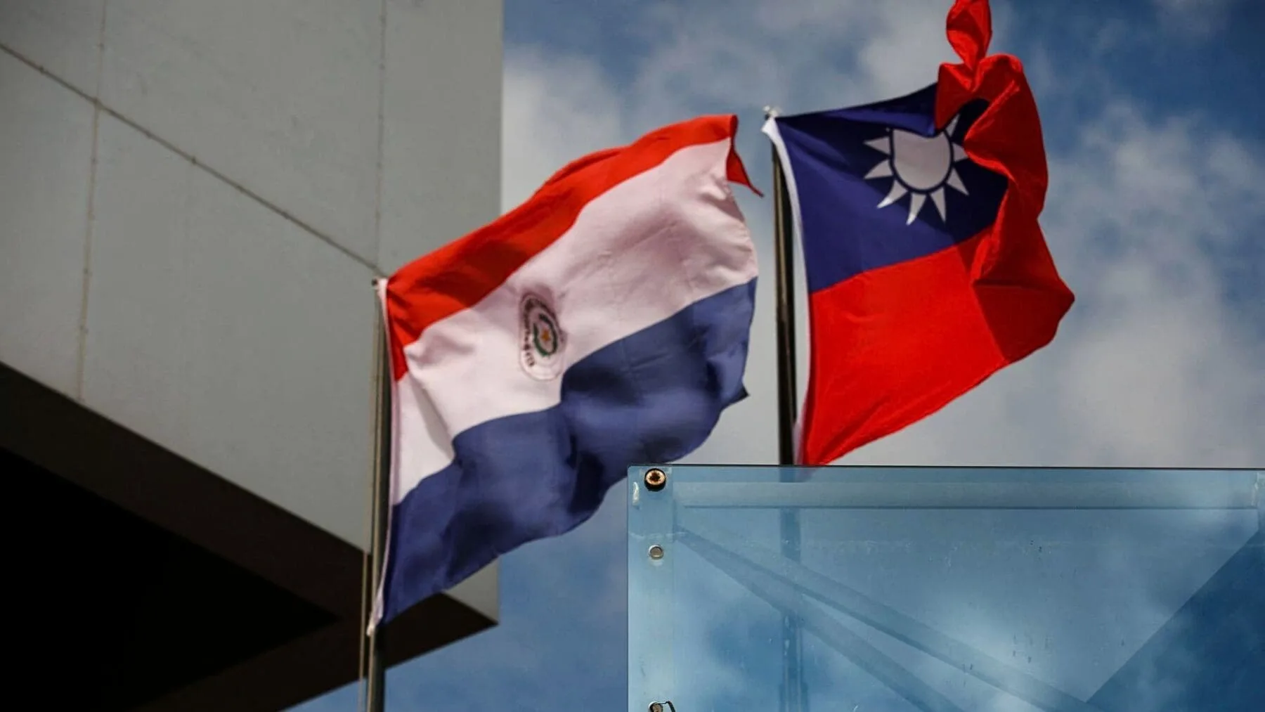 Paraguay se compromete a estrechar lazos con Taiwán en medio de la disputa con China en la región 