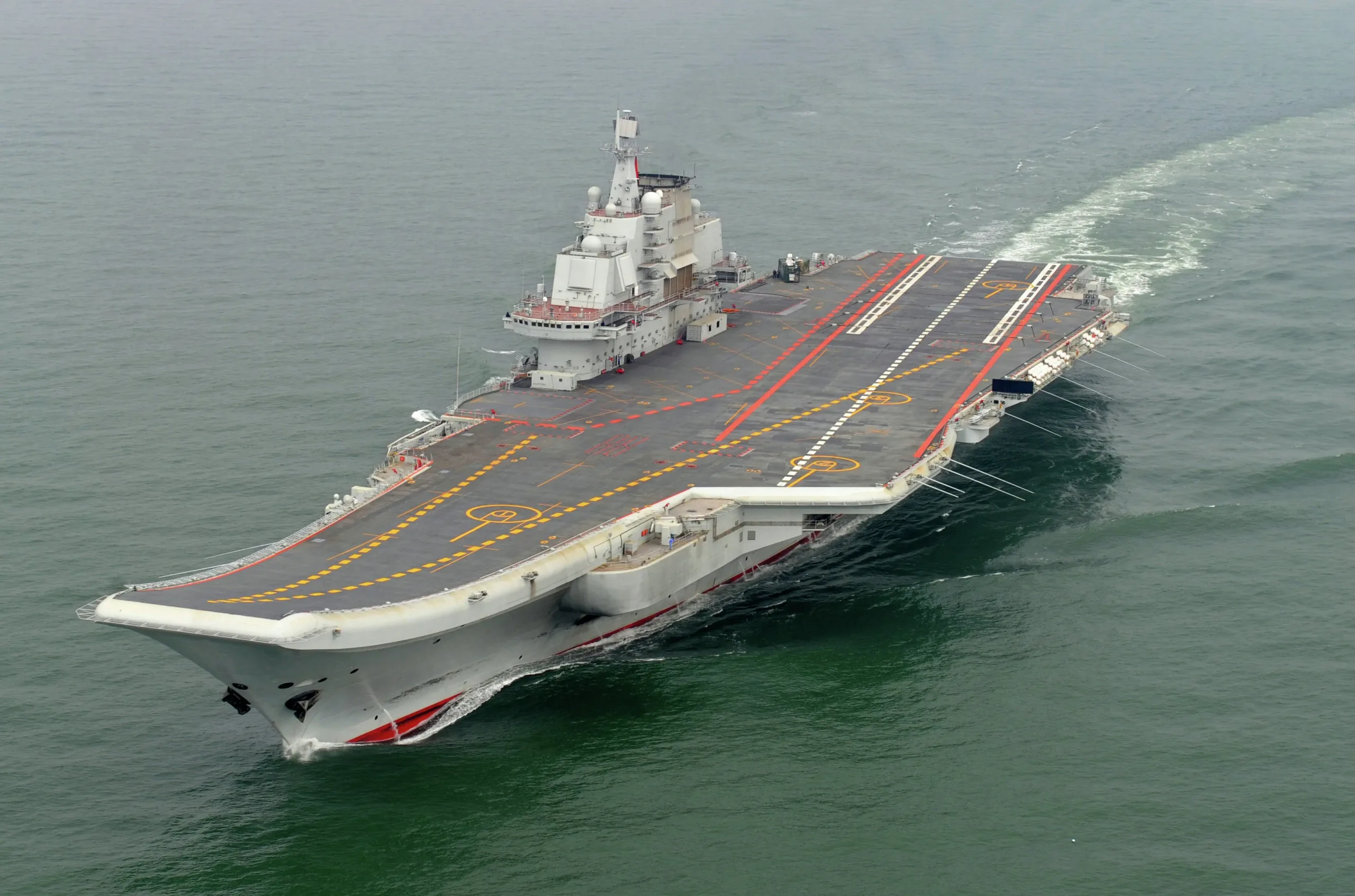 China moviliza su portaaviones Liaoning para ejercicios militares en el Mar de China Meridional