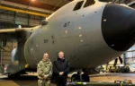El Director Ejecutivo de la DIO, Mike Green, con el Comandante Fleming en el hangar, que será remodelado.  MOD 2024]