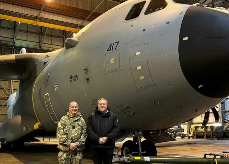 El Director Ejecutivo de la DIO, Mike Green, con el Comandante Fleming en el hangar, que será remodelado.  MOD 2024]