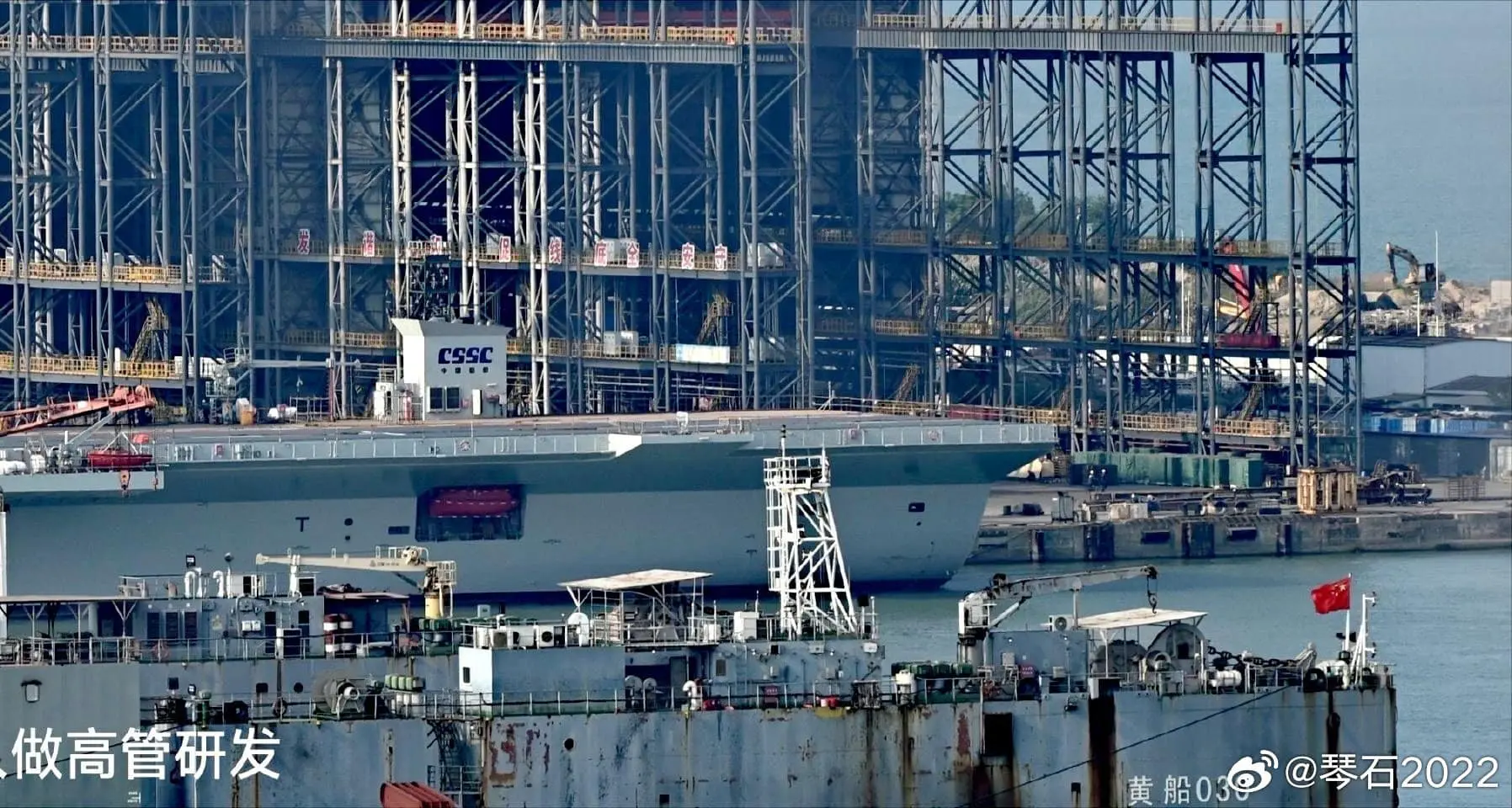 Nueva embarcación china, similar a un portaaviones, genera especulaciones sobre su potencial uso tanto militar como civil