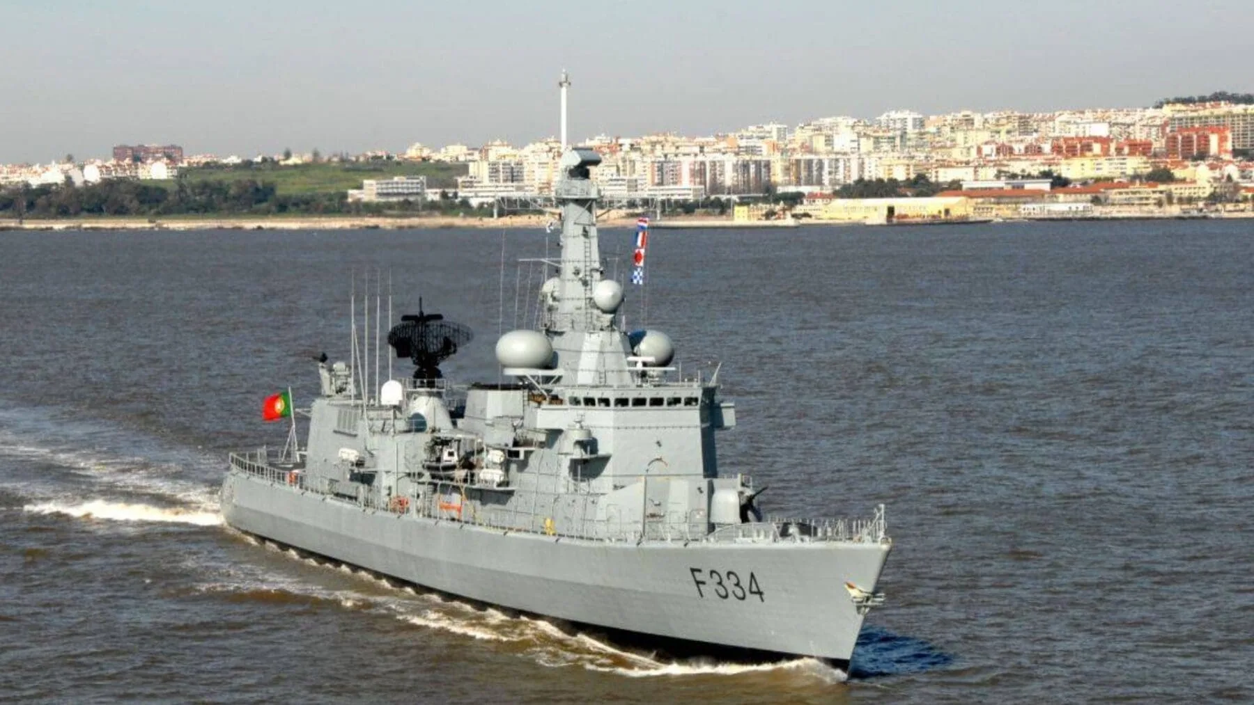 Portugal despliega su Armada para vigilar a dos barcos rusos que navegaban frente a su costa