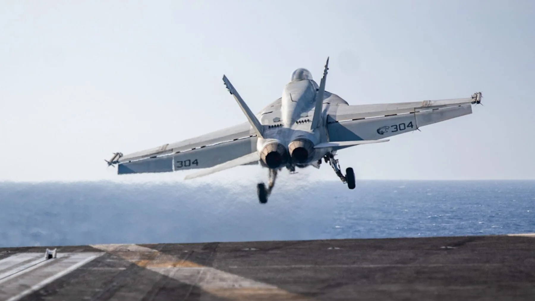 Crecen las dudas sobre el derribo del F/A-18F Super Hornet del portaaviones de EE.UU sobre el Mar Rojo