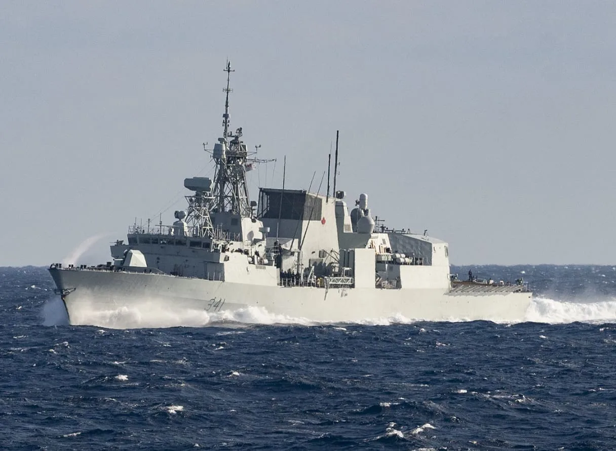 Buques de la Armada china vigilan de cerca a una fragata canadiense durante su navegación por el Mar de China Meridional