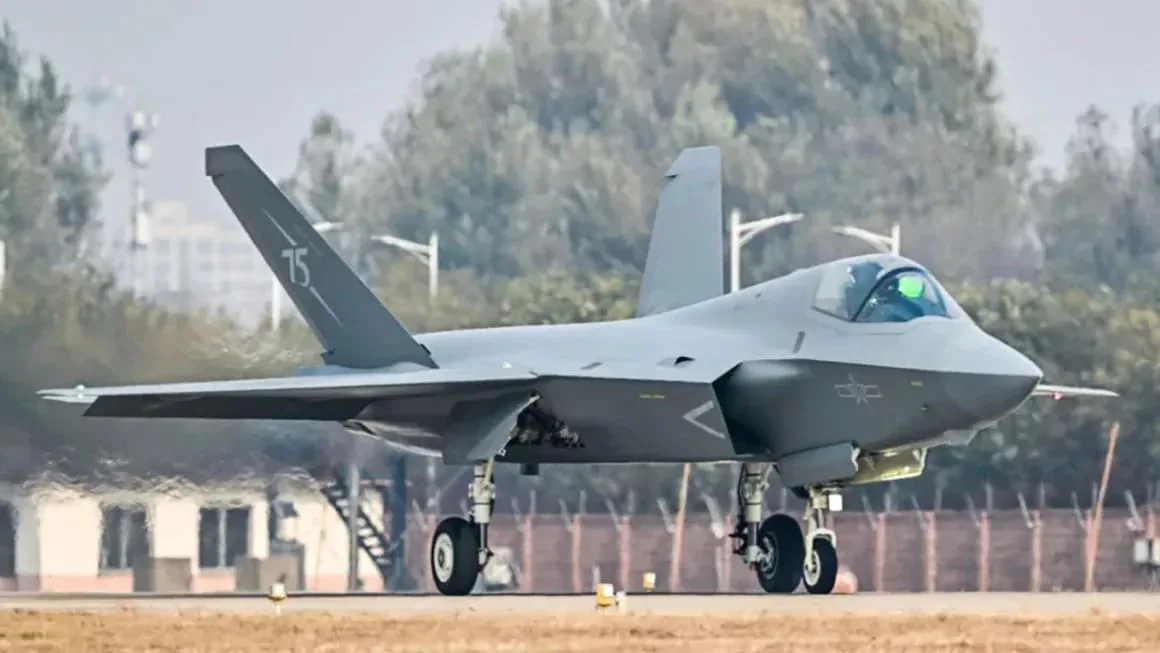La Fuerza Aérea de China podría superar a Estados Unidos en cantidad de aviones de combate para el 2027