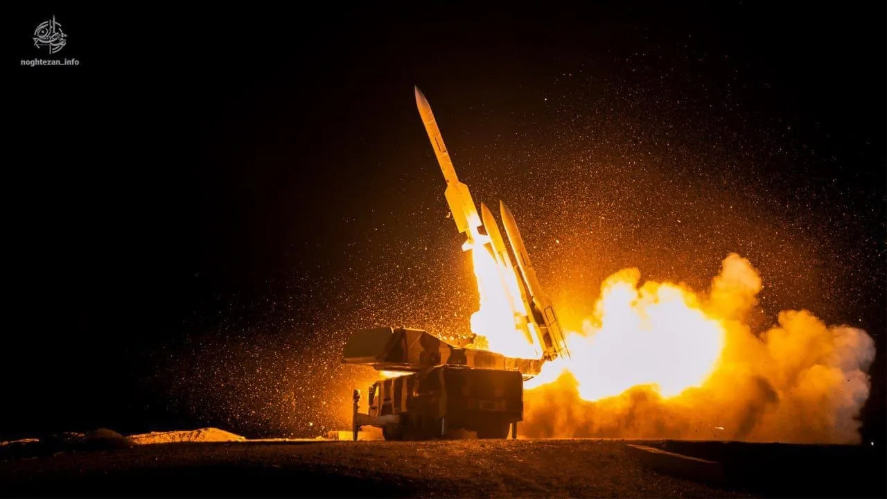 Irán lanza un misil de largo alcance en ejercicios cerca de una instalación nuclear