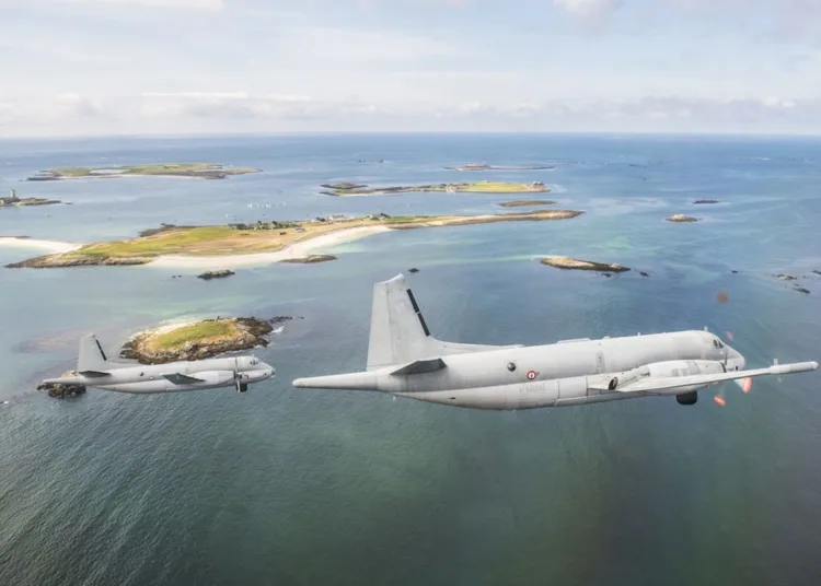 Vol en formation de 3 Atlantique 2 des flottilles 21F et 23F au dessus des côtes bretonnes le 01 juin 2018.