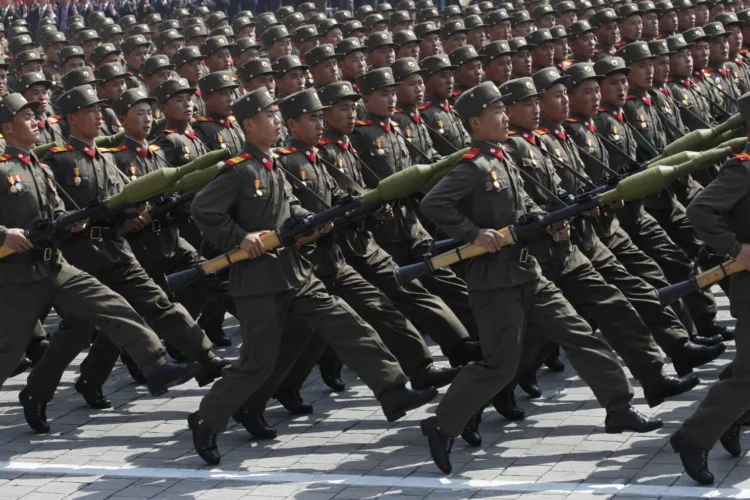Soldados norcoreanos marchan durante un desfile militar en la Plaza Kim Il Sung por los 100 años del natalicio del fundador norcoreano Kim Il Sung, el 15 de abril de 2012 en Pyongyang, Corea del Norte. (AP Foto/Ng Han Guan, Archivo)