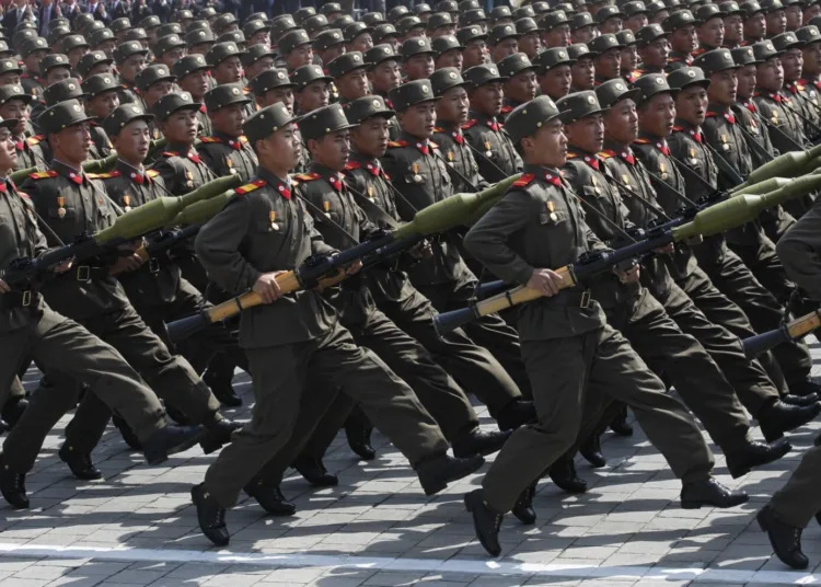 Soldados norcoreanos marchan durante un desfile militar en la Plaza Kim Il Sung por los 100 años del natalicio del fundador norcoreano Kim Il Sung, el 15 de abril de 2012 en Pyongyang, Corea del Norte. (AP Foto/Ng Han Guan, Archivo)
