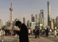 La economía china enfrenta desafíos de baja demanda interna y alto desempleo joven, entre otras amenazas / Créditos: archivo