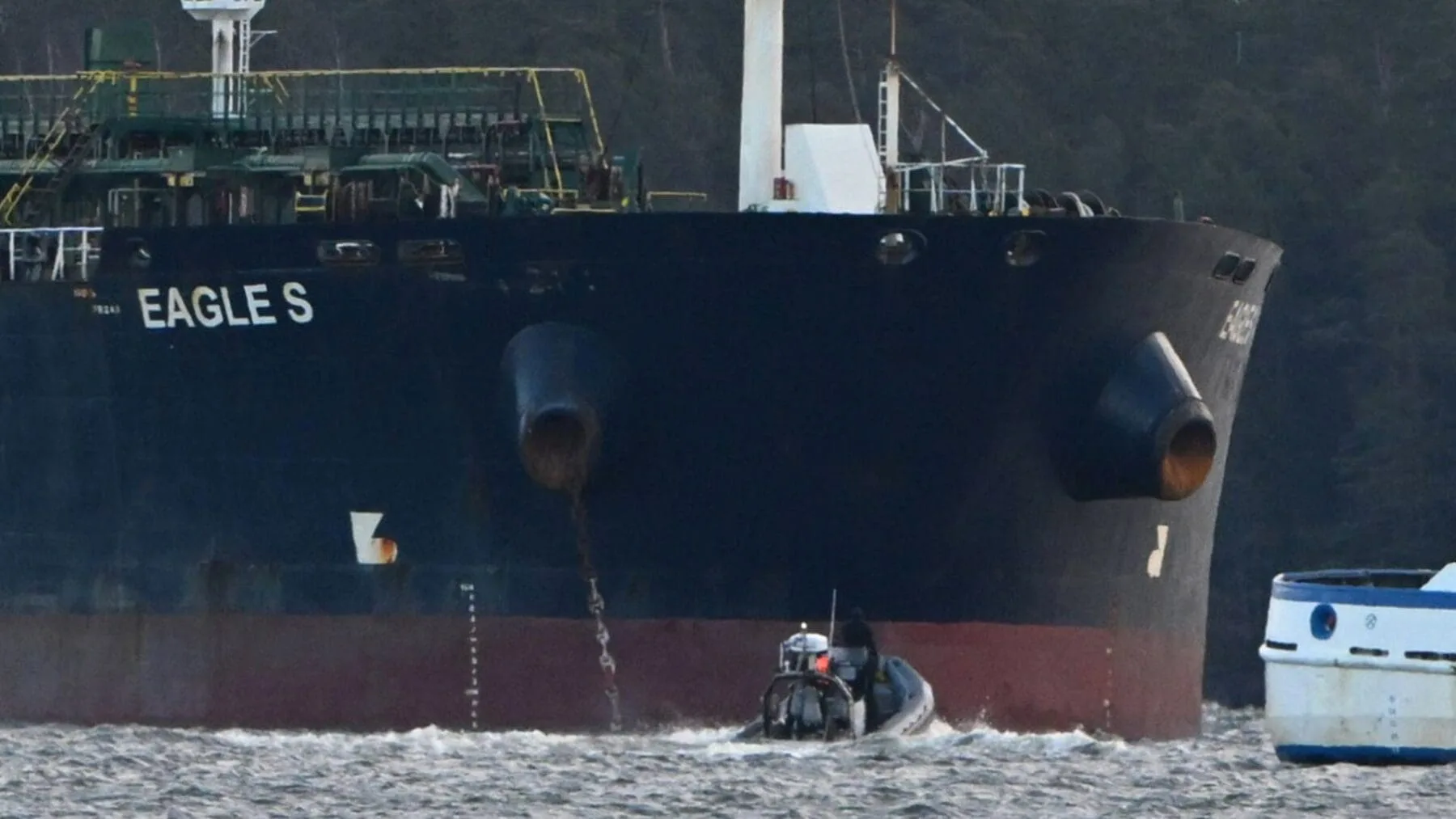 Finlandia incautó un buque petrolero sospechoso de dañar cables submarinos en el Mar Báltico – ¿Accidente o sabotaje?