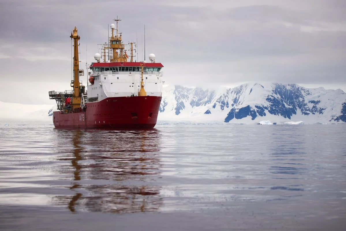 Reino Unido despliega el HMS Protector de la Royal Navy en la Antártida para estudiar contaminación plástica
