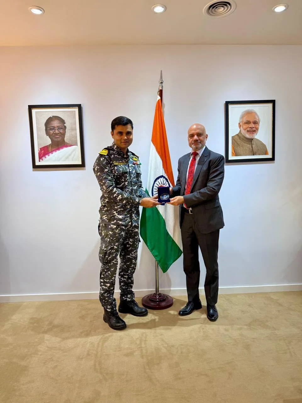 Argentina y la India refuerzan lazos con la presencia de oficial indio en el rompehielos Almirante Irízar