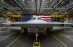 El B-21 Raider fue presentado al público en una ceremonia el 2 de diciembre de 2022, en Palmdale, California. Diseñado para operar en el entorno de amenazas de alta gama del mañana, el B-21 desempeñará un papel crítico en asegurar la capacidad de poder aéreo perdurable de América. (Foto de la Fuerza Aérea de EE. UU.)