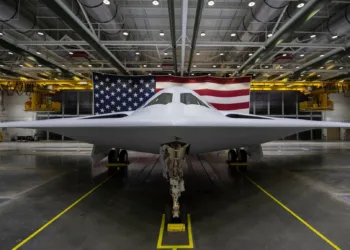 El B-21 Raider fue presentado al público en una ceremonia el 2 de diciembre de 2022, en Palmdale, California. Diseñado para operar en el entorno de amenazas de alta gama del mañana, el B-21 desempeñará un papel crítico en asegurar la capacidad de poder aéreo perdurable de América. (Foto de la Fuerza Aérea de EE. UU.)
