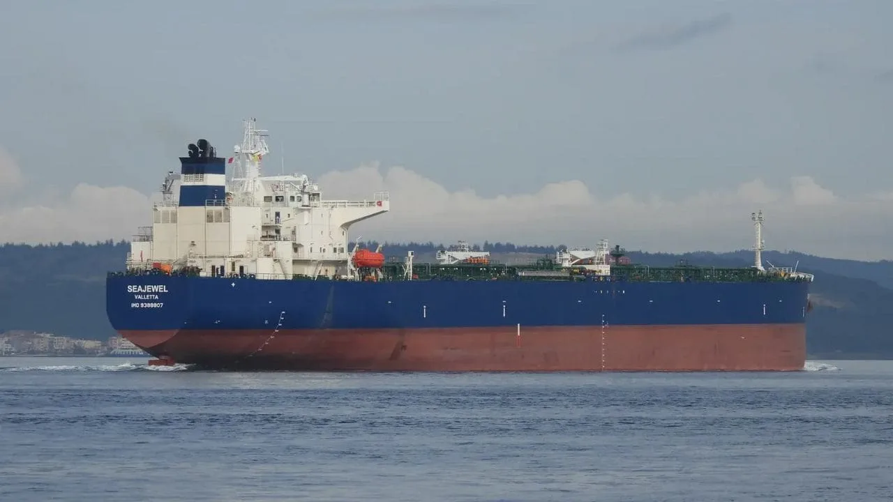 Explosiones dañan al petrolero Seajewel de la flota fantasma de Rusia en puerto de Italia, según informes