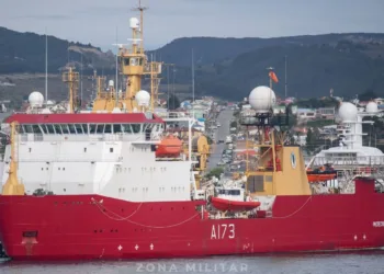 HMS Protector en escala en Punta Arenas previo a la campaña antártica de verano 2024-2025. Crédito: Alejo Sanchez Piccat