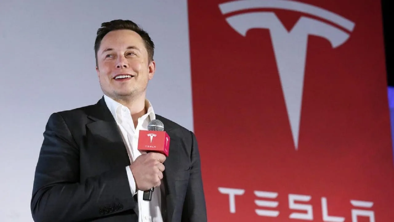 Tesla experimenta una fuerte caída de ventas en Europa a medida que Elon Musk incursiona en la política europea