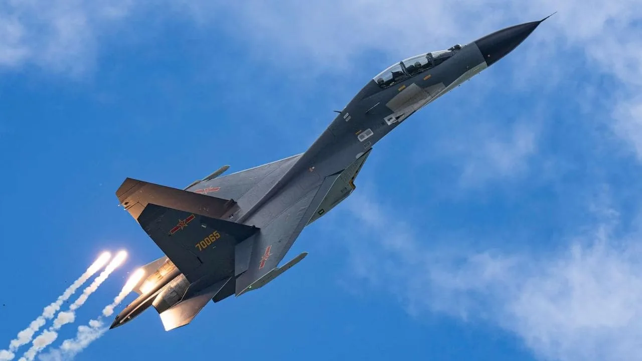 China intensifica tensiones con Taiwán tras cortes de cable submarino y despliega aviones caza y drones en ejercicios militares