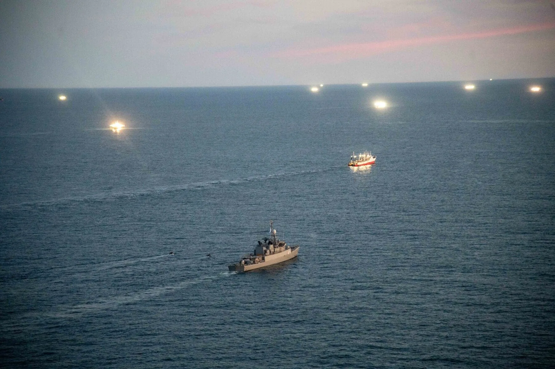 La Armada Argentina detecta cientos de pesqueros chinos cerca de la milla 200 tras un  despliegue naval y aéreo